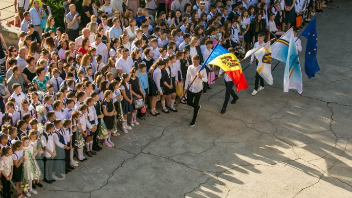 Instituţiile de învăţământ din ţară, în aşteptarea foştilor absolvenţi. IMAGINI CARE ÎŢI VOR RĂSCOLI AMINTIRI (FOTOREPORT)