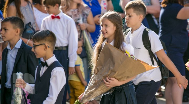 Instituţiile de învăţământ din ţară, în aşteptarea foştilor absolvenţi. IMAGINI CARE ÎŢI VOR RĂSCOLI AMINTIRI (FOTOREPORT)