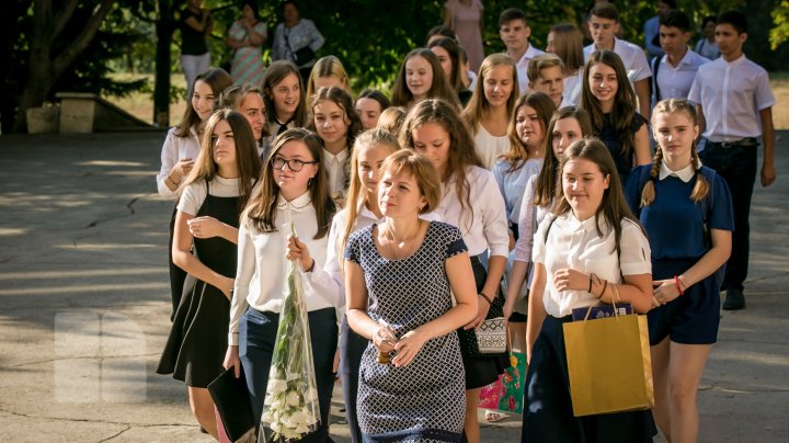 Instituţiile de învăţământ din ţară, în aşteptarea foştilor absolvenţi. IMAGINI CARE ÎŢI VOR RĂSCOLI AMINTIRI (FOTOREPORT)