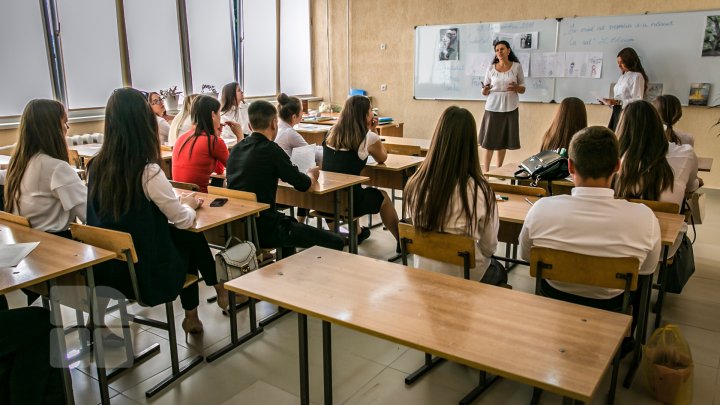 Instituţiile de învăţământ din ţară, în aşteptarea foştilor absolvenţi. IMAGINI CARE ÎŢI VOR RĂSCOLI AMINTIRI (FOTOREPORT)