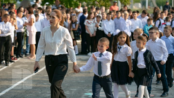 Instituţiile de învăţământ din ţară, în aşteptarea foştilor absolvenţi. IMAGINI CARE ÎŢI VOR RĂSCOLI AMINTIRI (FOTOREPORT)