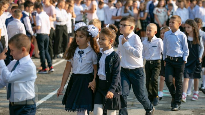 Instituţiile de învăţământ din ţară, în aşteptarea foştilor absolvenţi. IMAGINI CARE ÎŢI VOR RĂSCOLI AMINTIRI (FOTOREPORT)