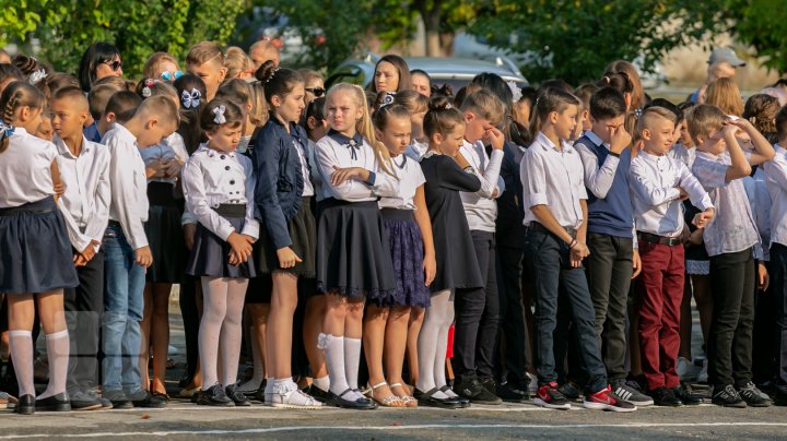 Instituţiile de învăţământ din ţară, în aşteptarea foştilor absolvenţi. IMAGINI CARE ÎŢI VOR RĂSCOLI AMINTIRI (FOTOREPORT)