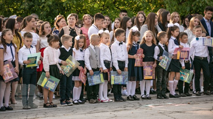 Instituţiile de învăţământ din ţară, în aşteptarea foştilor absolvenţi. IMAGINI CARE ÎŢI VOR RĂSCOLI AMINTIRI (FOTOREPORT)