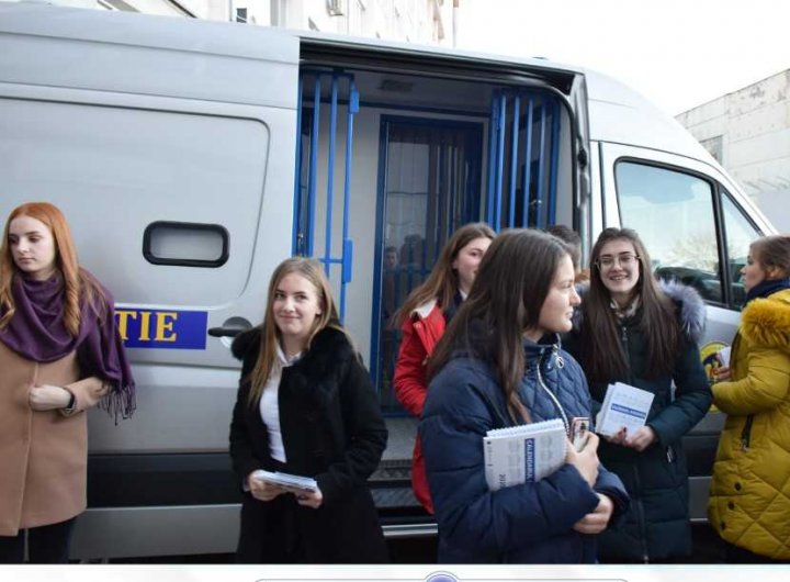 De la liceu, în izolatorul CNA. Ce au făcut 23 de liceeni din Costeşti la Centrul Naţional Anticorupţie (FOTO)