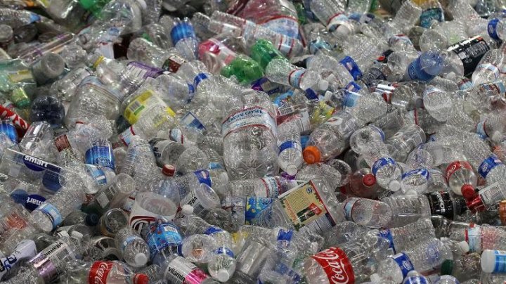 Coca-Cola refuză să renunțe la sticlele de plastic. Care este motivul