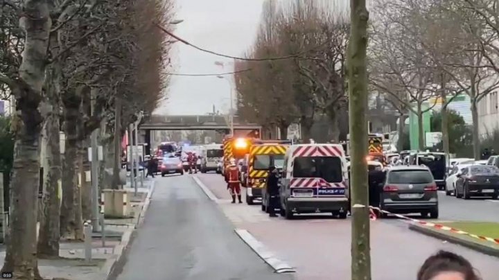 Atac sângeros la Paris. Cel puţin o persoană ucisă şi alte câteva rănite înainte ca agresorul să fie împuşcat mortal