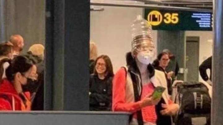 Măsură anti-coronavirus pe aeroport: Bidonul de apă pus pe cap (GALERIE FOTO)