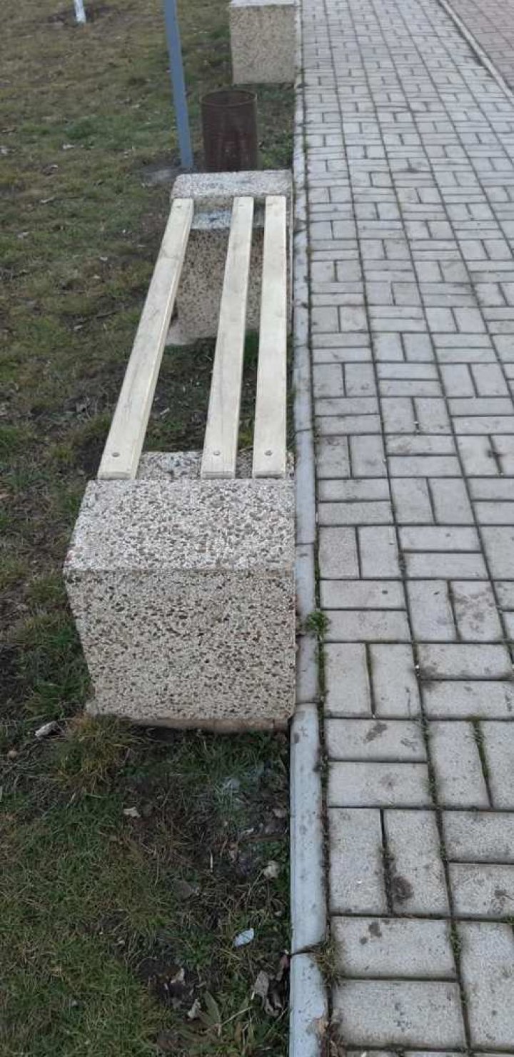 Unii făuresc, alţii distrug. Un parc din Ungheni, VANDALIZAT (FOTO)