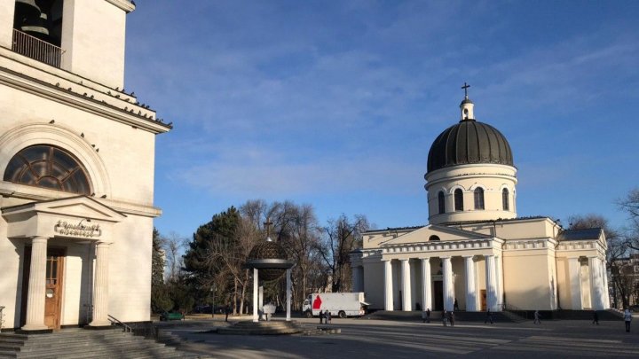 Slujba de Crăciun la Catedrala Naşterea Domnului din Capitală. Zeci de enoriași au mers la biserică să se roage (FOTOREPORT)