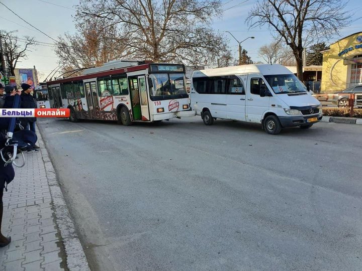 Accident la Bălţi: Un microbuz şi un troleibuz s-au ciocnit (FOTO)