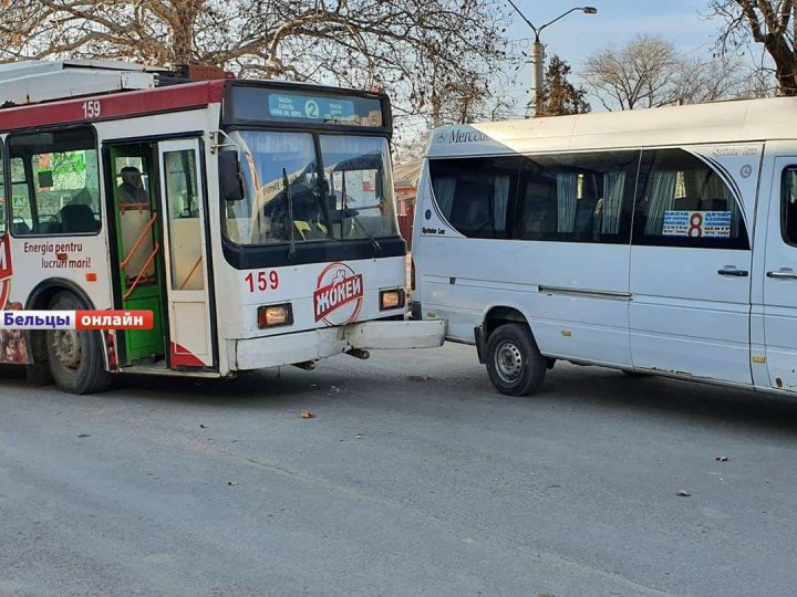 Accident la Bălţi: Un microbuz şi un troleibuz s-au ciocnit (FOTO)