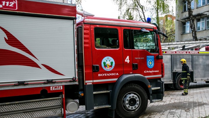 Incendiu pe strada Milescu Spătaru. Un bărbat de 70 de ani se afla în apartament