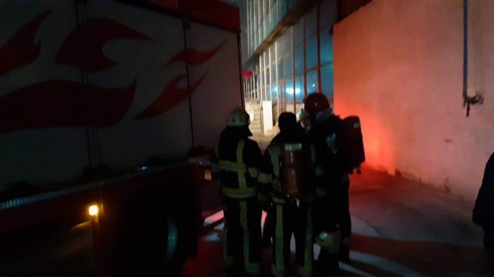 INCENDIU PUTERNIC în sectorul Rîșcani al Capitalei. Mai multe autospeciale ale pompierilor, la faţa locului (FOTO)