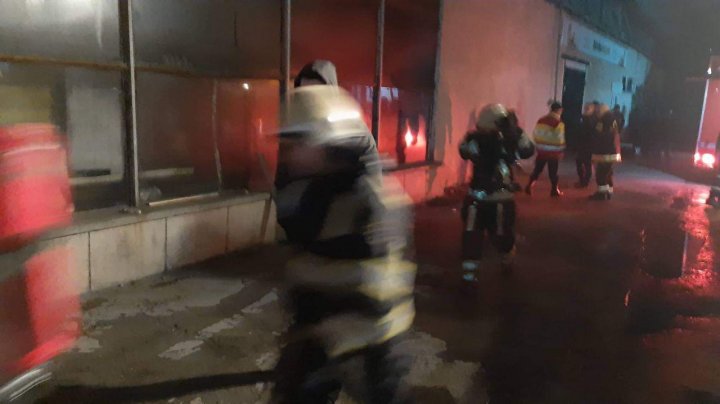 INCENDIU PUTERNIC în sectorul Rîșcani al Capitalei. Mai multe autospeciale ale pompierilor, la faţa locului (FOTO)