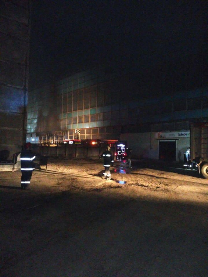 INCENDIU PUTERNIC în sectorul Rîșcani al Capitalei. Mai multe autospeciale ale pompierilor, la faţa locului (FOTO)