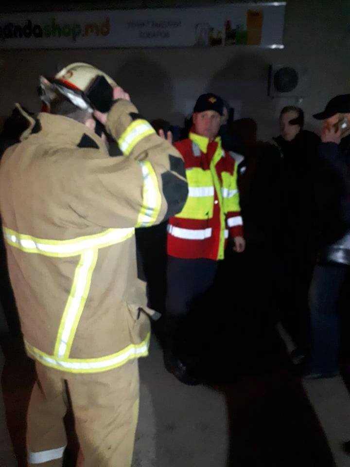 INCENDIU PUTERNIC în sectorul Rîșcani al Capitalei. Mai multe autospeciale ale pompierilor, la faţa locului (FOTO)