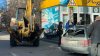 Incident în cartierul Poşta Veche. Un excavator a avariat cu cupa din spate o maşină (FOTO)