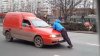"În genunchi am spus eu": Un şofer, impus să îşi ceară scuze de la o femeie aflată într-un BMW (VIDEO)