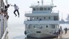 Imagini incredibile. Căpitanul unui feribot sare în apă de la 12 metri înălțime pentru a salva o femeie aflată în pericol de înec