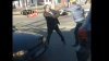 Reglări de conturi în trafic. Momentul în care doi bărbaţi îşi împart pumni pe o stradă din Capitală (VIDEO)