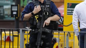 PRESUPUS ATENTAT ÎN LONDRA. Un individ înarmat cu un cuţit a înjunghiat mai mulţi oameni în plină stradă