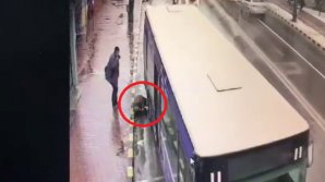 Momentul teribil în care o bătrână este târâtă şi călcată de autobuz (FOTO)