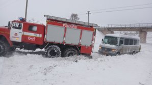Un microbuz cu 15 pasageri și șapte automobile, blocate în Sudul ţării. Salvatorii au intervenit la deblocare (VIDEO/FOTO)