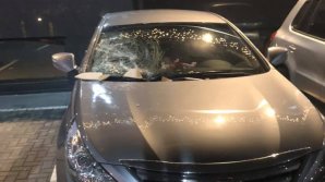 Consecințele vântului puternic: O bucată de țiglă de pe un magazin din sectorul Rîșcani al Capitalei a căzut peste o mașină (FOTO)