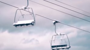 Un bărbat a murit sufocat cu jacheta, după ce a rămas agăţat de telescaun (VIDEO)