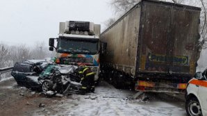 ACCIDENT de GROAZĂ. Şapte persoane, printre care doi copii, rănite în urma unui IMPACT VIOLENT între două autocamioane și o maşină