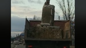 Un adevărat pericol în trafic! Cum a fost surprins un camion pe o stradă din Capitală (VIDEO)