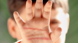 Mamă cu inimă de monstru. Şi-a bătut copilul cu lopata pentru că a luat mâncare din frigider. Ce pedeapsă a primit femeia