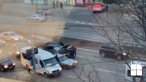 Imagini INCENDIARE în Capitală. O maşină de lux a luat foc din mers (VIDEO)