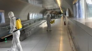 O româncă venită din China a fost preluată de medici la aeroport