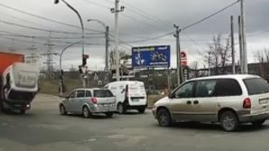 Incident periculos în trafic. Cabina unui camion s-a aplecat în momentul în care şoferul a frânat brusc (VIDEO)