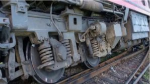 Traficul feroviar din România, blocat după ce două vagoane ale unui tren au deraiat