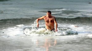 Au sfidat frigul de afară : Doi oameni s-au scăldat în lacul din Valea Morilor