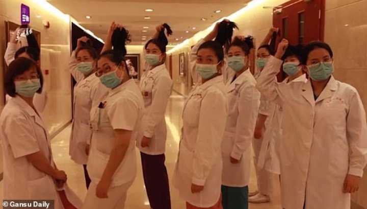 Doctorițe din China, obligate să se tundă zero înainte de a fi trimise în spitalele din Wuhan (FOTO/VIDEO)