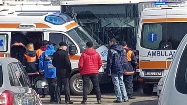 VIDEO EXCLUSIV! Momentul în care un autobuz de linie tamponează o AMBULANȚĂ