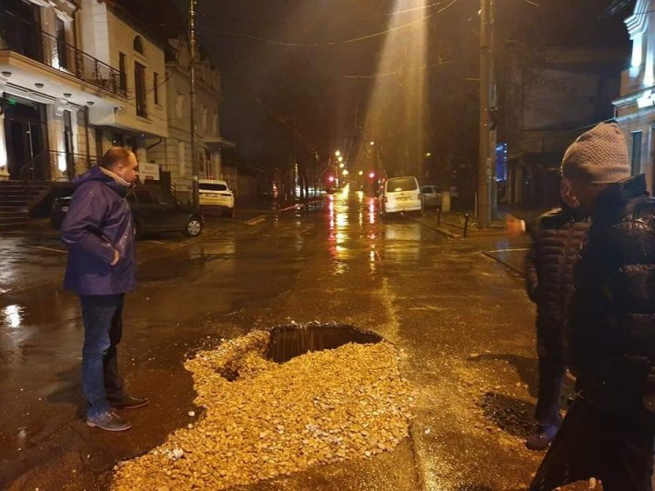 După ploaie, ca după război! Cum arată străzile din Chişinău în urma precipitaţiilor de noaptea trecută 