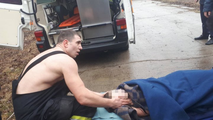 O fată de 18 ani, salvată de la înec. Copila a fost transportată la spital (VIDEO) 