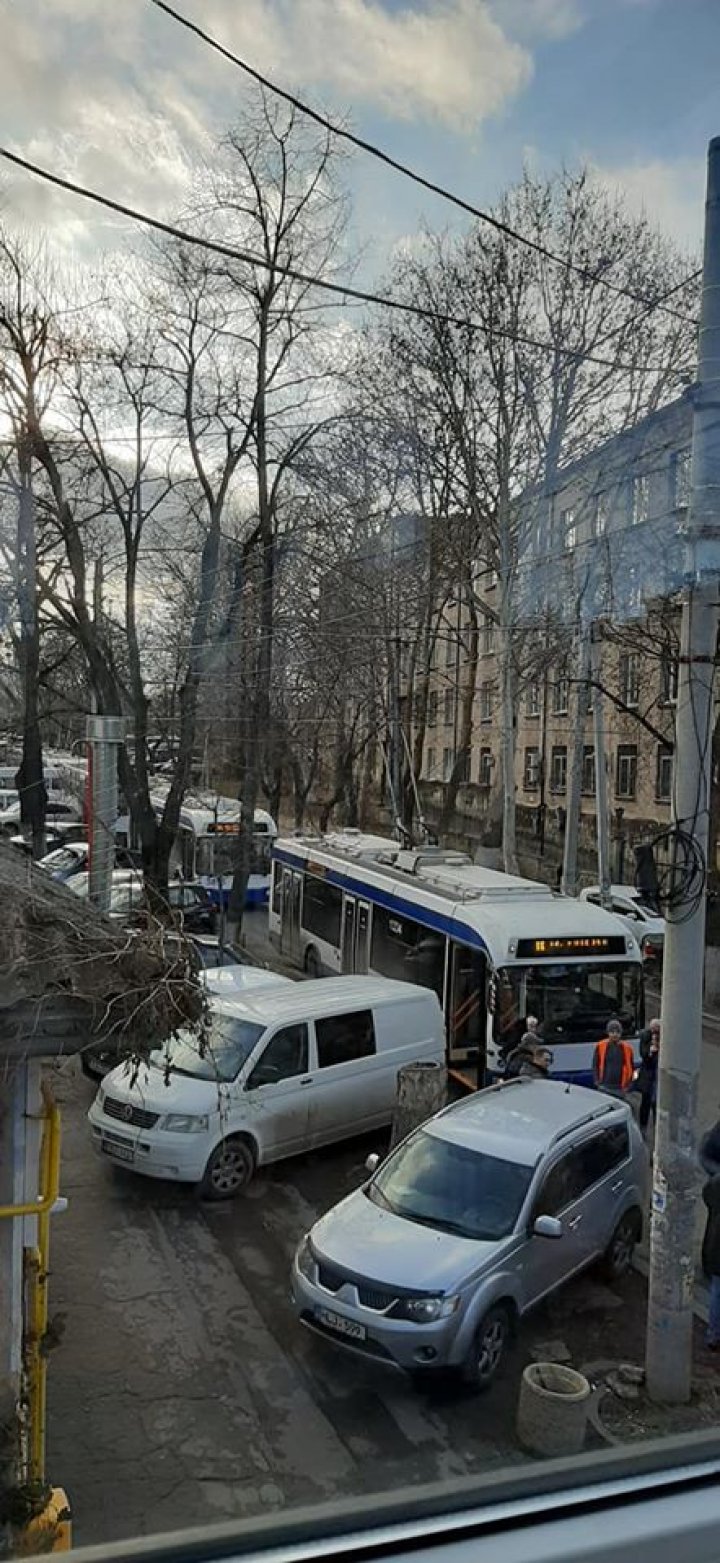 Incident pe strada Puşkin din Capitală. Roata unui troleibuz a sărit din mers (FOTO/VIDEO)