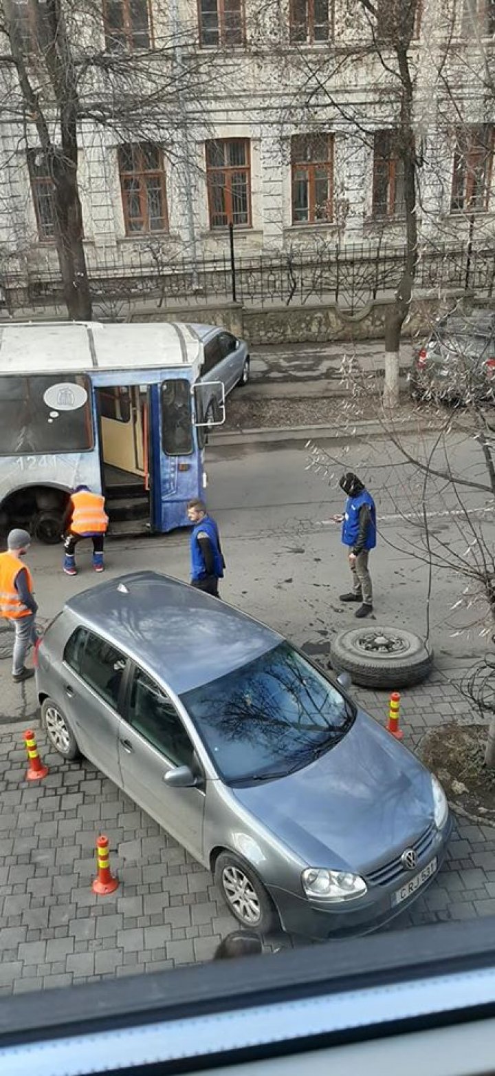 Incident pe strada Puşkin din Capitală. Roata unui troleibuz a sărit din mers (FOTO/VIDEO)