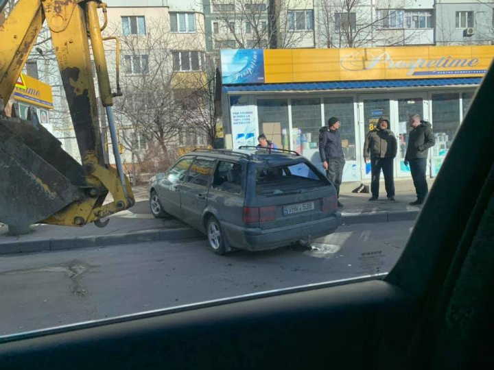 Incident în cartierul Poşta Veche. Un excavator a avariat cu cupa din spate o maşină (FOTO)