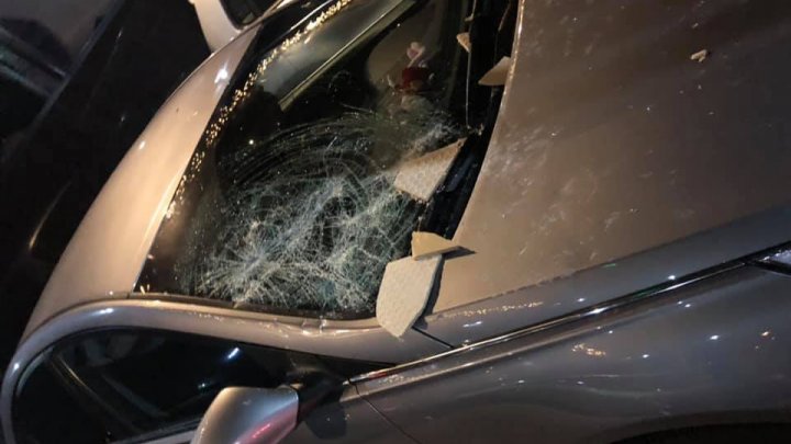 Consecințele vântului puternic: O bucată de țiglă de pe un magazin din sectorul Rîșcani al Capitalei a căzut peste o mașină (FOTO)