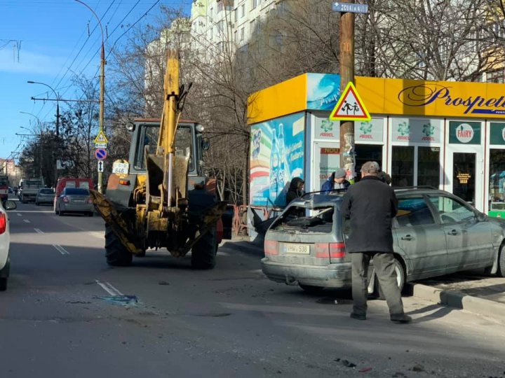 Incident în cartierul Poşta Veche. Un excavator a avariat cu cupa din spate o maşină (FOTO)