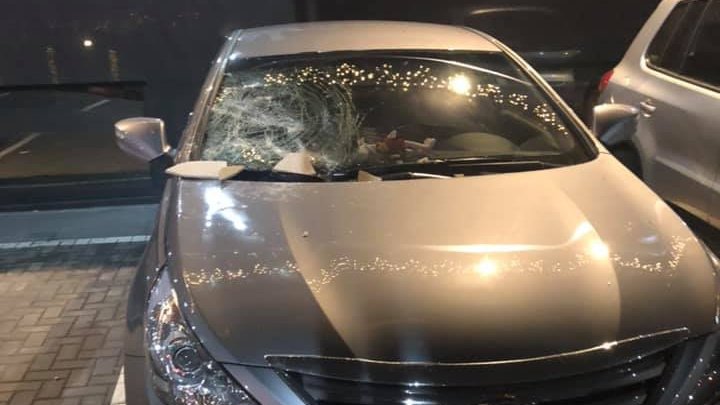 Consecințele vântului puternic: O bucată de țiglă de pe un magazin din sectorul Rîșcani al Capitalei a căzut peste o mașină (FOTO)