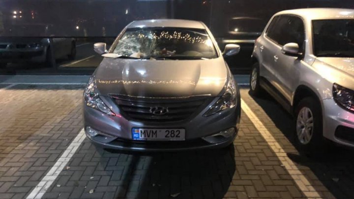 Consecințele vântului puternic: O bucată de țiglă de pe un magazin din sectorul Rîșcani al Capitalei a căzut peste o mașină (FOTO)