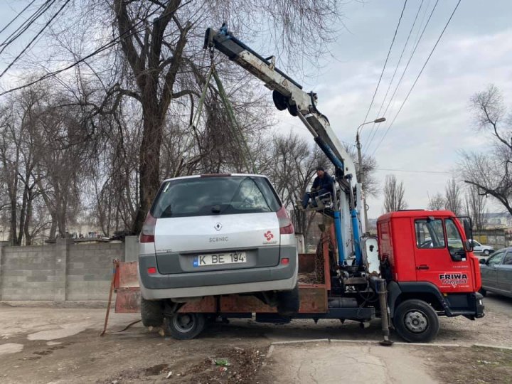 A început lupta cu maşinile abandonate. Sectorul în care au fost evacuate două vehicule (FOTO)